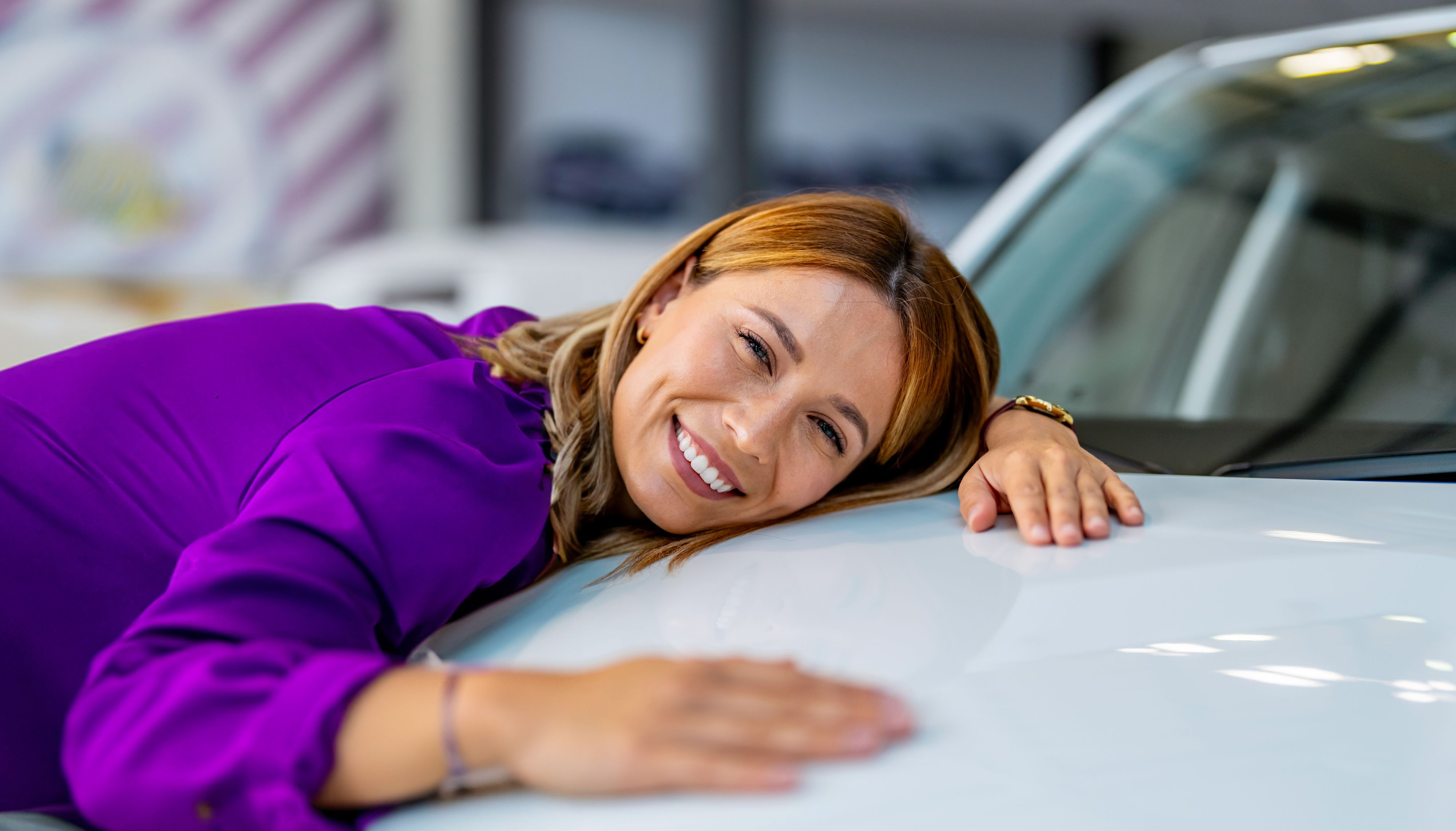 Umarmen Auto lila 2970x1695.jpg