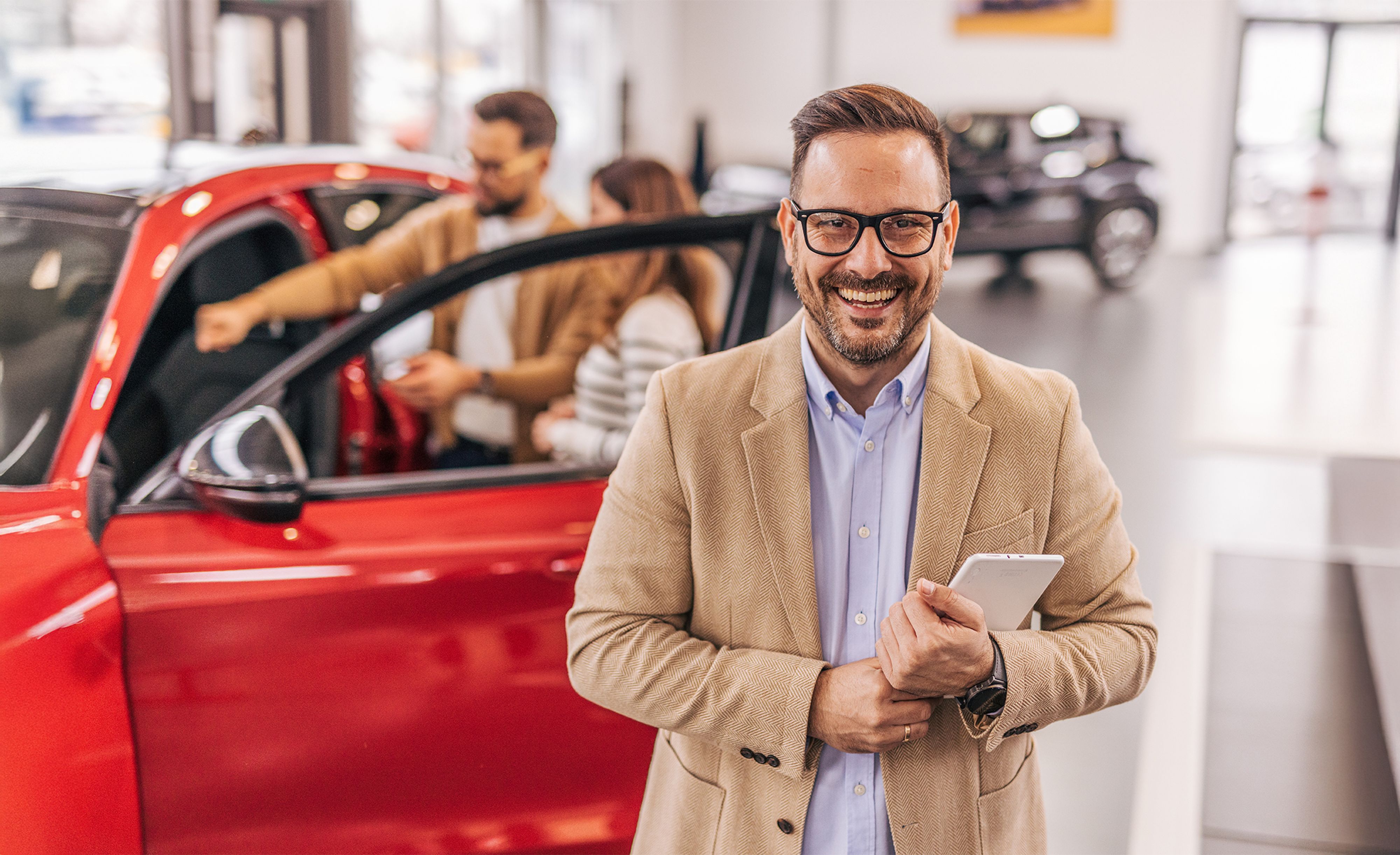 Verkäufer mit Kunden.jpg